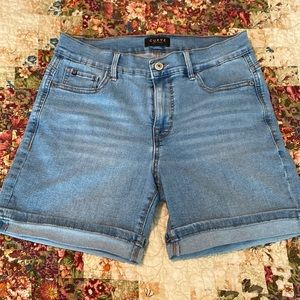 Curve Appeal light denim shorts size 4